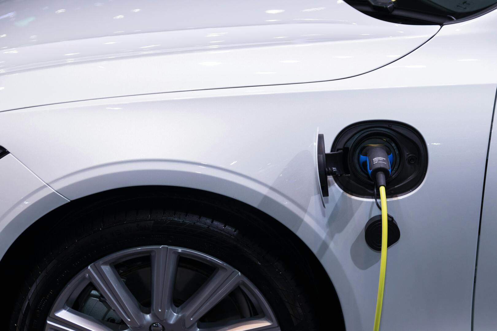 Laadpalen en mede-eigendom: Wat u moet weten over elektrische laadpunten in appartementen